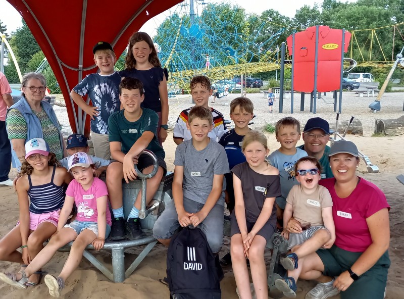Die Kinder auf dem Spielplatz