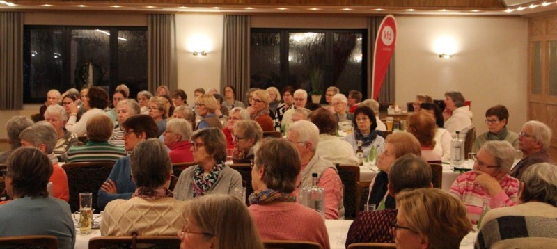 Im Saal Herbermann hören die Frauen gespannt zu