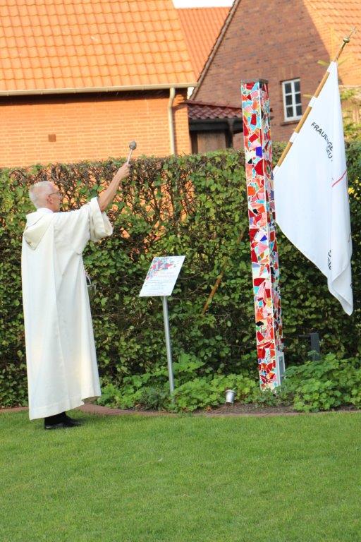 Pastor Stephan Höne segnet die Steele
